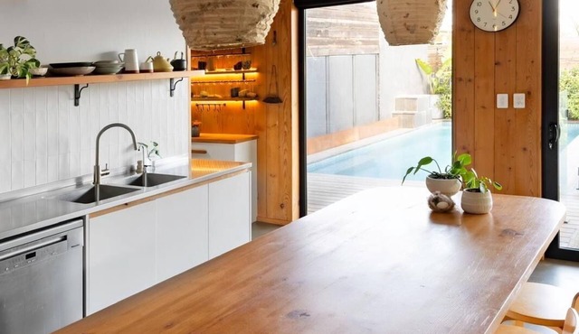 Family Oasis - Heated Pool King Bed near Tusmore Park & Burnside - Pet Friendly