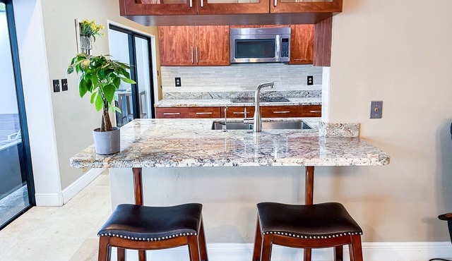 Family Oasis - Heated Salt Pool & Pool Table - Close to Keys and Beach