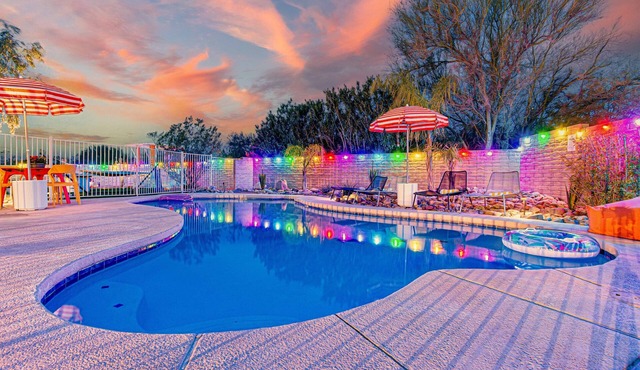 Family Oasis! Pool,hot tub,firepit,bikes! Near NP!