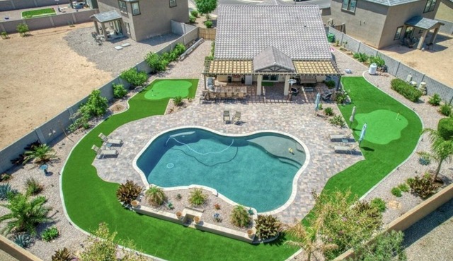 Family Oasis! Pool+Kitchen/bar+outdoor living!