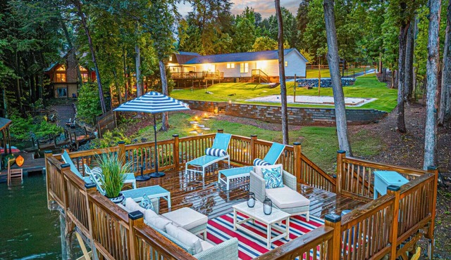 Family Oasis w/Game Barn, Hot Tub, Kayaks, Pets OK
