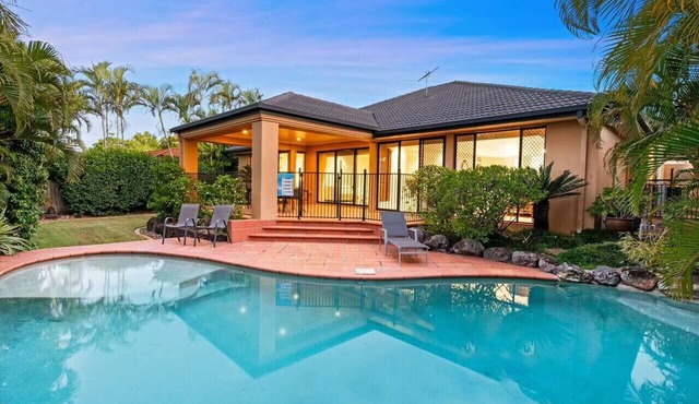 Family Oasis w/Pool Living Rooms & Peaceful Vibes