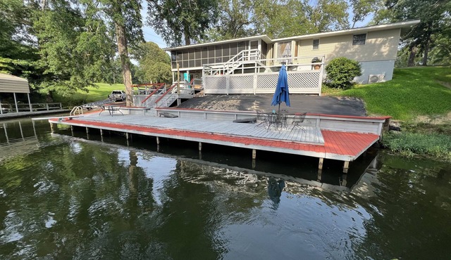 Family Oriented I Pet Friendly I High Speed Internet I Private Boat Ramp