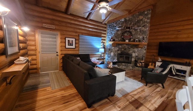 Family Oriented waterfront Log Cabin with hot tub