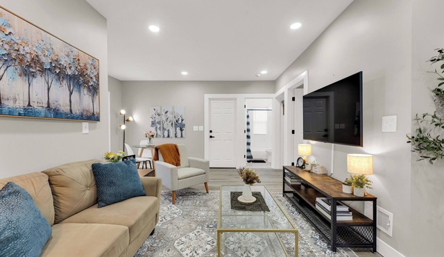 Family-owned 3BR Near Cleveland Clinic with AC, Parking, Wi-Fi, and much more