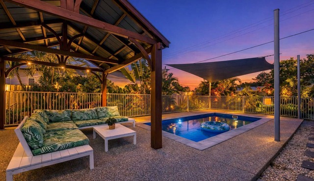 Family Paradise at West End Townsville Pool & Pet-Friendly 3BR