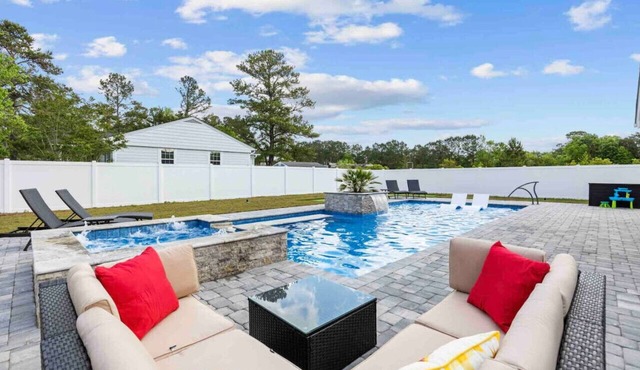 Family Paradise: Pool, Hot Tub, Putting Green & More