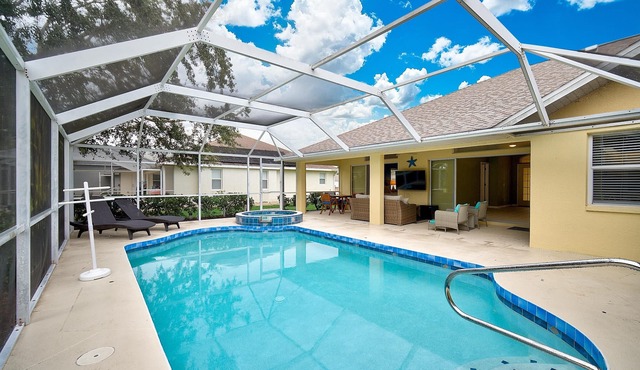 Family Paradise: Spa & Heated Pool w Outdoor TV