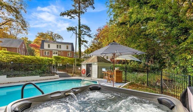 Family Peaceful Getaway w/HotTub, FirePit, Pool! 12min to Sedgefield CC!