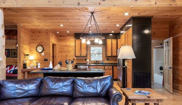 Family Perfect with Pool Table, Fire Pit, Hot Tub