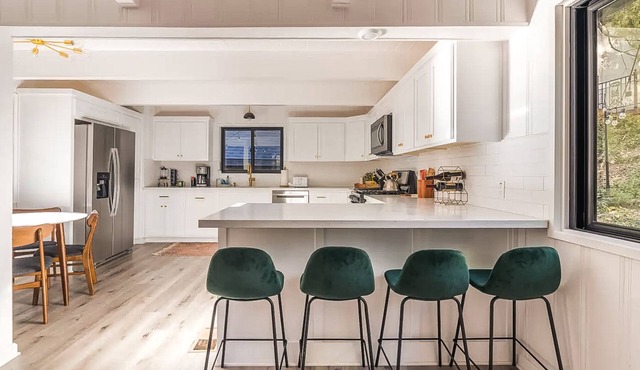 Family & Pet-Friendly, Cozy & Stylish Cabin Steps from Lake+Village