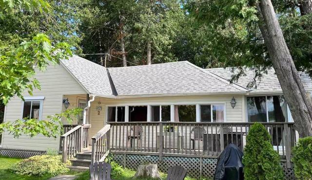 Family Pet Friendly Lakeside Cottage for 8 with Boat Firepit BBQ and Swimming
