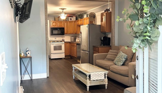 Family & Pet-friendly. Rustic yet modern-ish. 3bd, 1ba. Lake! Amenities!