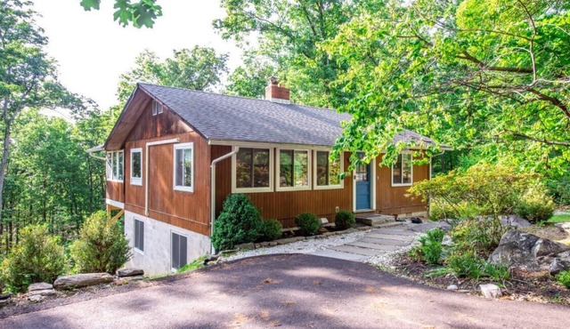 Family & Pet Friendly Mountain Retreat~ Steam Shower~ 5 minutes from lake!