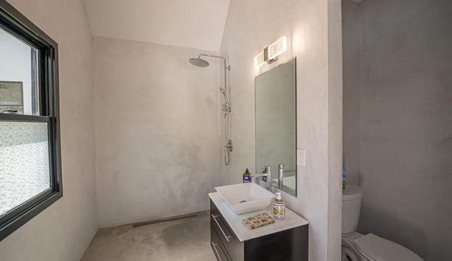 Family/pet friendly home in Hamptons w. Fire pit, pool, close to beaches/dining.