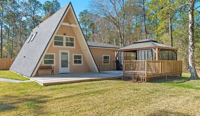 Family & Pet-Friendly Stay, Deck, Near the Beach