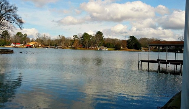 Family & Pet Friendly 2500 sq ft home-Minutes from town on Wilson Lake, Alabama!