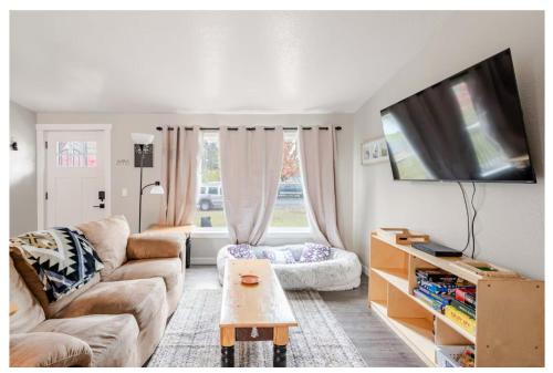 Family & Pet friendly 3 bdrm home with full kitchen and fenced yard