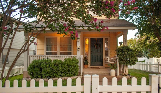 Family Pet Friendly 3-bedroom Vintage Inspired house in Kyle - Plum Creek
