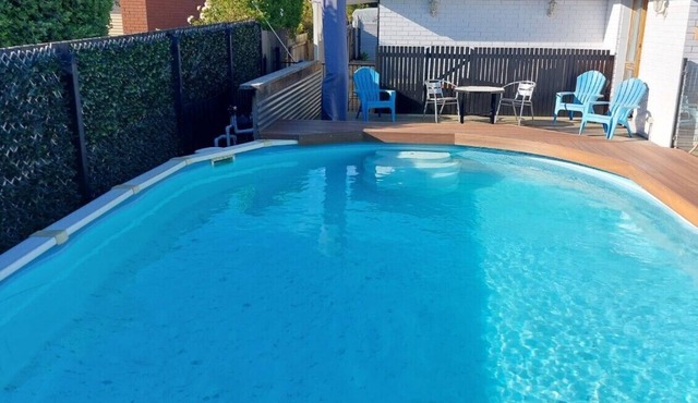Family & pet friendly home - heated pool, gym, sauna 2km to the beach