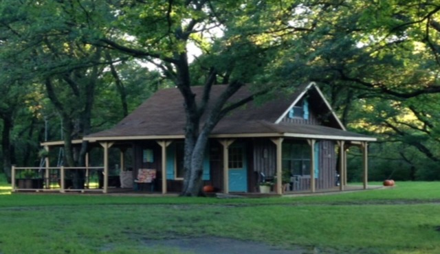Family/Pet Friendly Country Cabin Firepit Minutes To DFW & Texas Motor Speedway