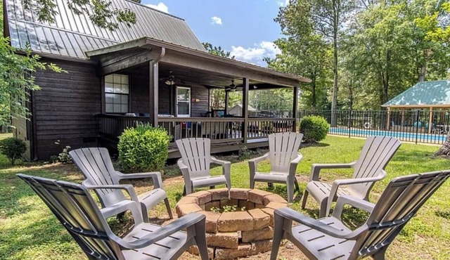 Family & Pet Friendly Cozy Cabin 5 mins from Sportsman’s