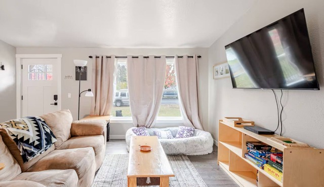 Family & Pet Friendly Deer Park Gem full kitchen fenced backyard 3bd 2ba sleep 6