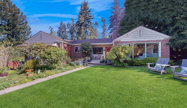 Family/Pet friendly escape with expansive lawn, near Robinson Beach