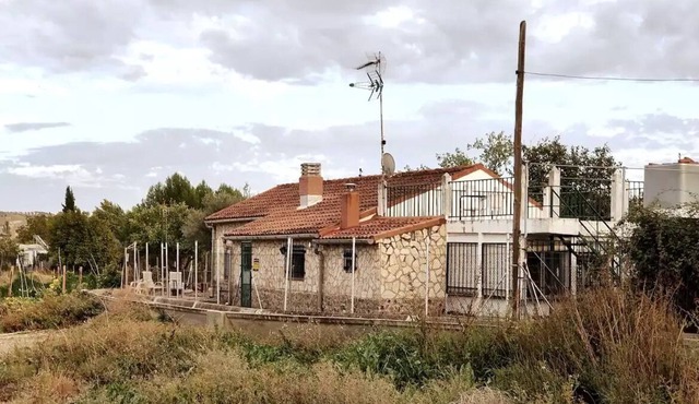 Family/pet-friendly farmstay w/pool, bbq, play area near parque warner madrid