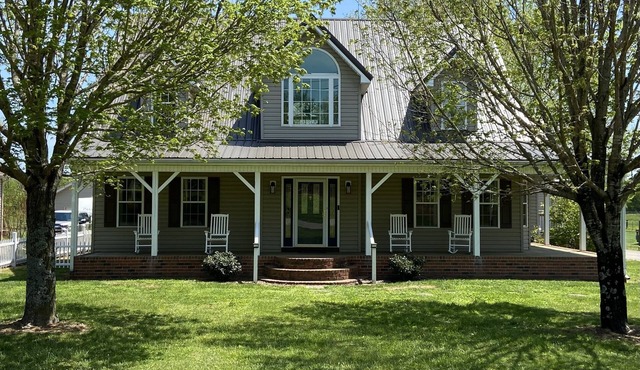 Family&Pet friendly Farmhouse, Equine retreat, Fenced yard, Central Location!