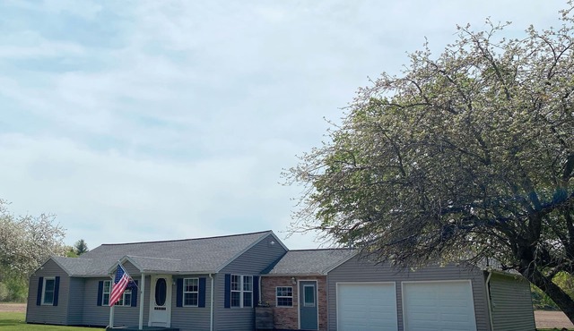 Family & pet friendly home with yard - 5 minutes from Chautauqua Lake!