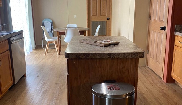 Family & Pet Friendly Home: 10 Min to Downtown