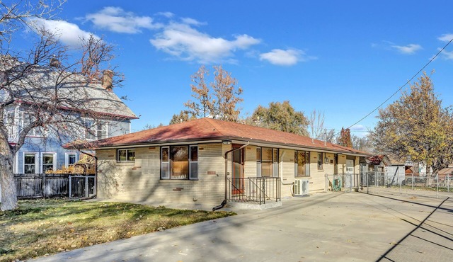 Family/Pet Friendly, near Boulder, space for RV Parking, central neighborhood!