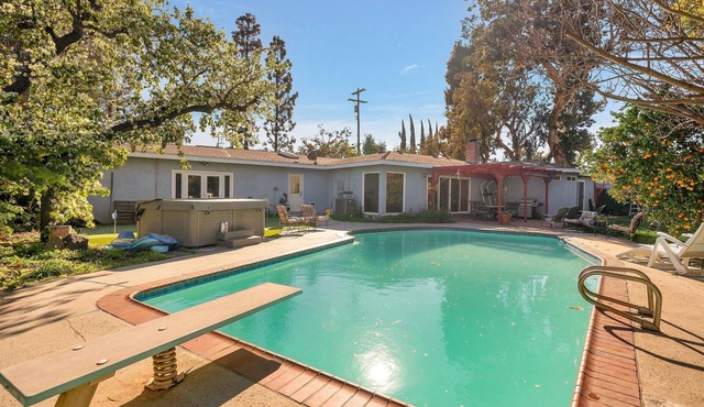 Family & Pet Friendly Oasis w/Large Pool, Premium Hot Tub, Putting Green, &More!