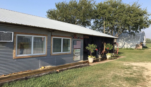 Family/pet friendly retreat, convenient to Austin, and south central Texas.