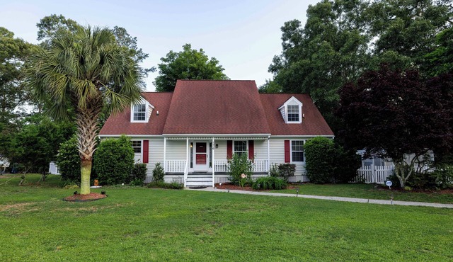 Family/Pet Friendly Riverfront Cottage with private Fishing Deck and Boat Dock.