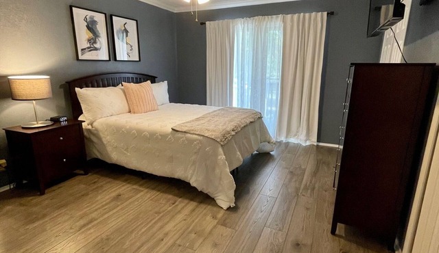 Family & pet-friendly townhome in Austin w/hot tub & deck! 7 mins from downtown