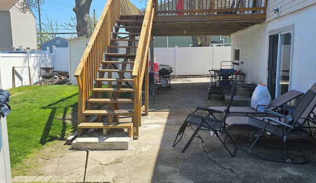 Family/Pet-Friendly 3 bedroom Apartment close to the beach.