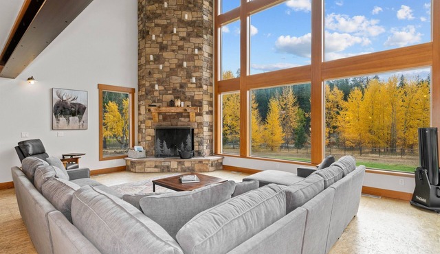 Family & Pet friendly lodge, sleeps 12 guests, dogs ok, on the Wenatchee River.