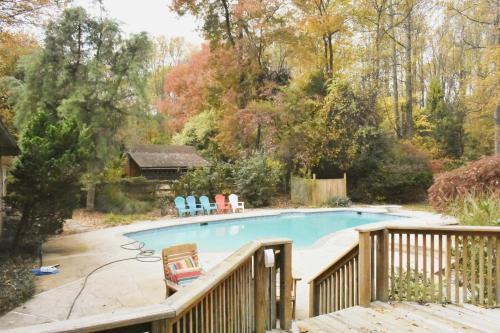Family & Pet Friendly, fenced in yard with Pool!