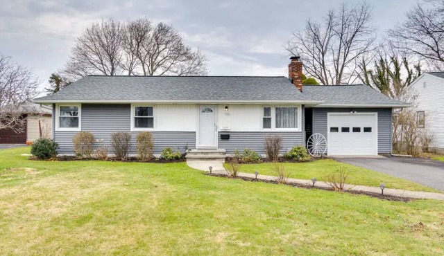 Family & Pet-Friendly w/yard & game room/desk. Walk a block to Lake Ontario.