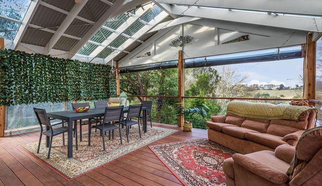 Family & Pet Friendly - walking distance to town