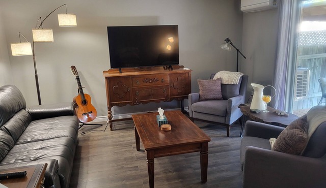 Family/pet oriented home close to beaches shopping and cottage country AC Wifi