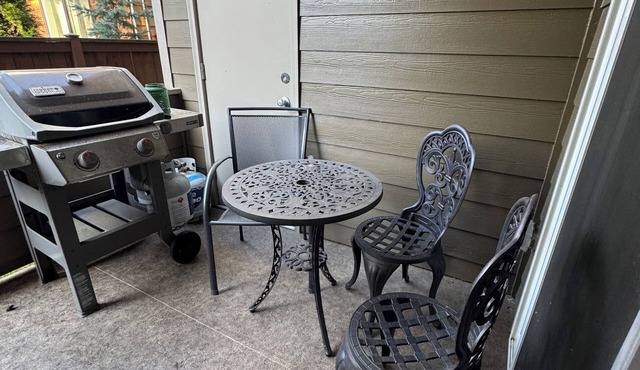 Family & Pet Paradise 2BR 2BA Home, Fenced Yard, Private Wi-Fi, Great Location