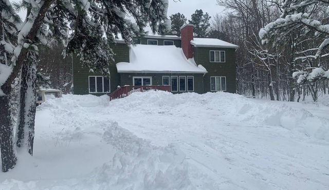 Family & Pet Retreat-2 Amazing Game Rooms-FencedYd-Pool-Beach-JimThorpe-Speedway