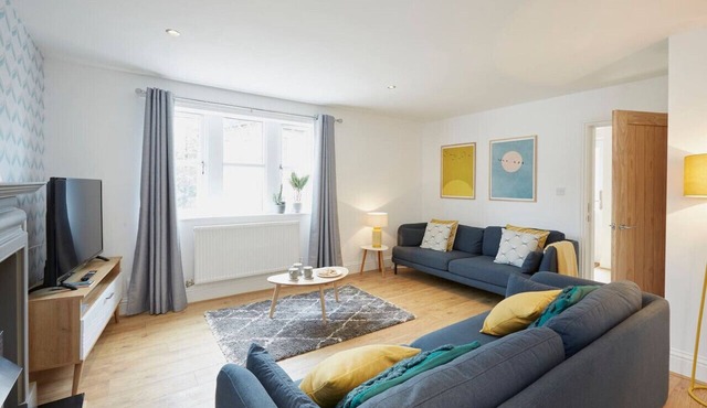 Family + Pets | Garden | 300 Mbps | Halifax 8 min