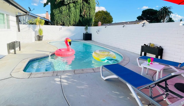 FAMILY POOL HOME/3-BDR/KING BED/Sleeps 10/Game Room/Arcade/near UCR