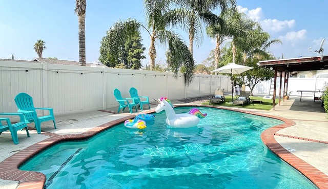 FAMILY POOL HOME☀ 3-BDR/Sleeps 9/KING BED Suite/BILLIARD TABLE/Yaama'va Casino