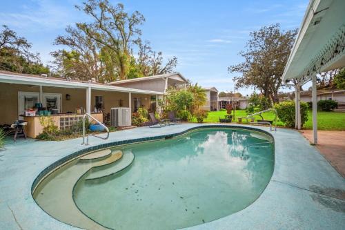 Family Pool Home Sleeps 8