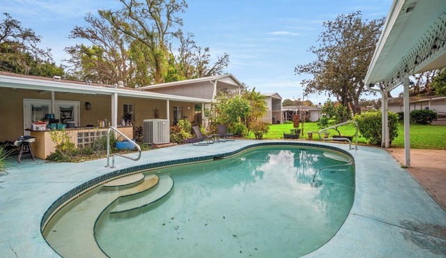 Family Pool Home Sleeps 8
